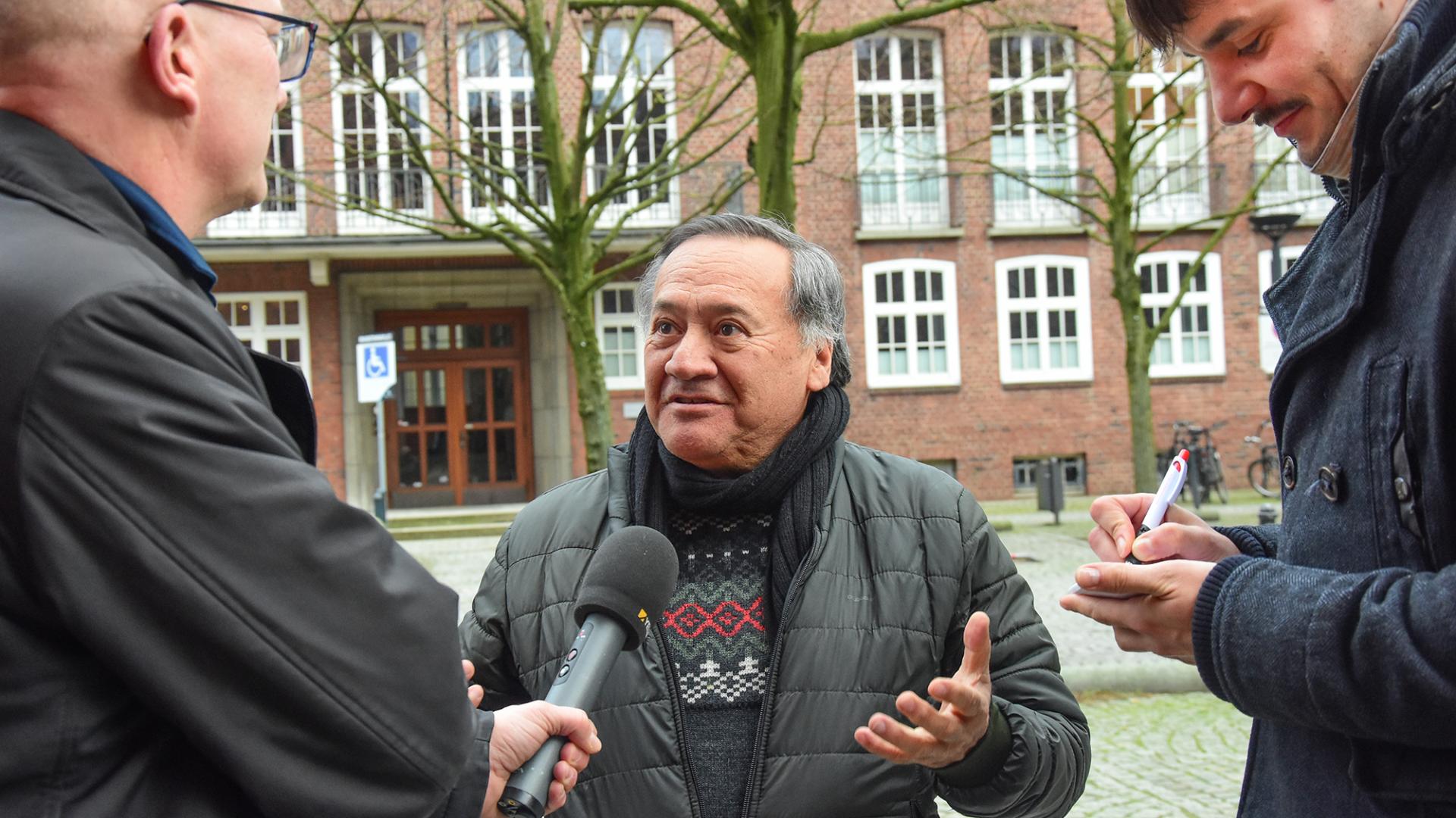 Rafael Jurado, Sozialarbeiter der katholischen Kirche in Kolumbien, im Gespräch mit dem Journalisten Klaus Böllert (Katholisches Rundfunkreferat) und Dolmetscher Dominik Fromm.