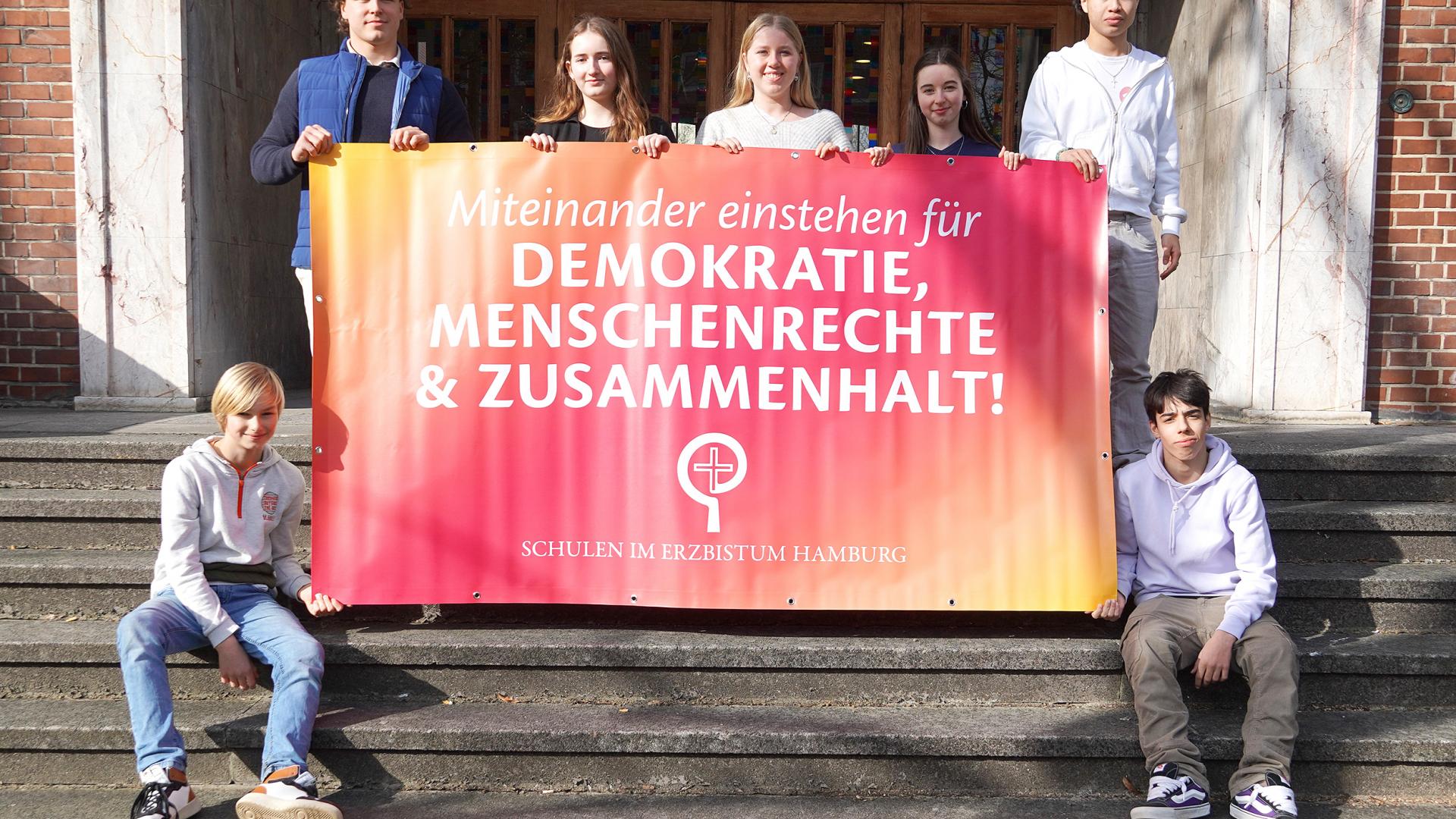 Schüler mit Transparent