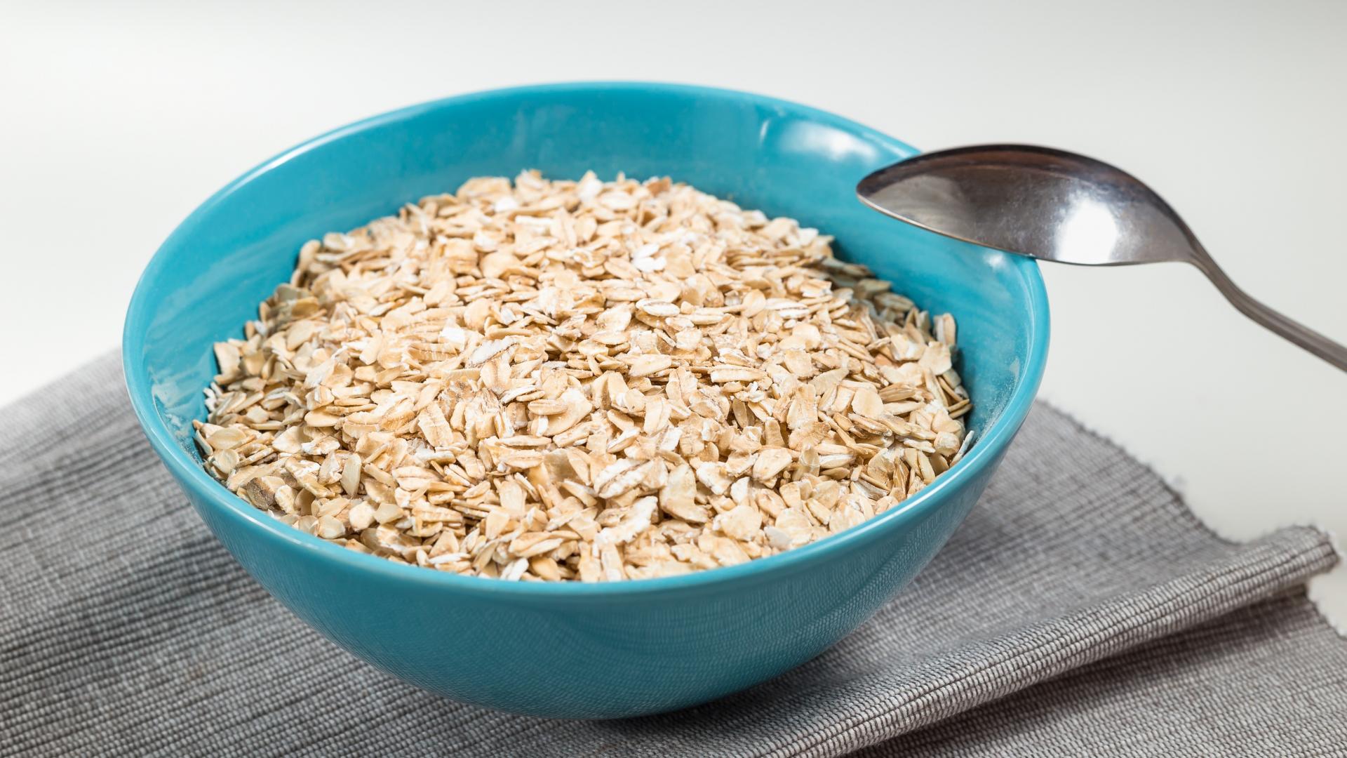 Eine Schüssel mit Haferflocken