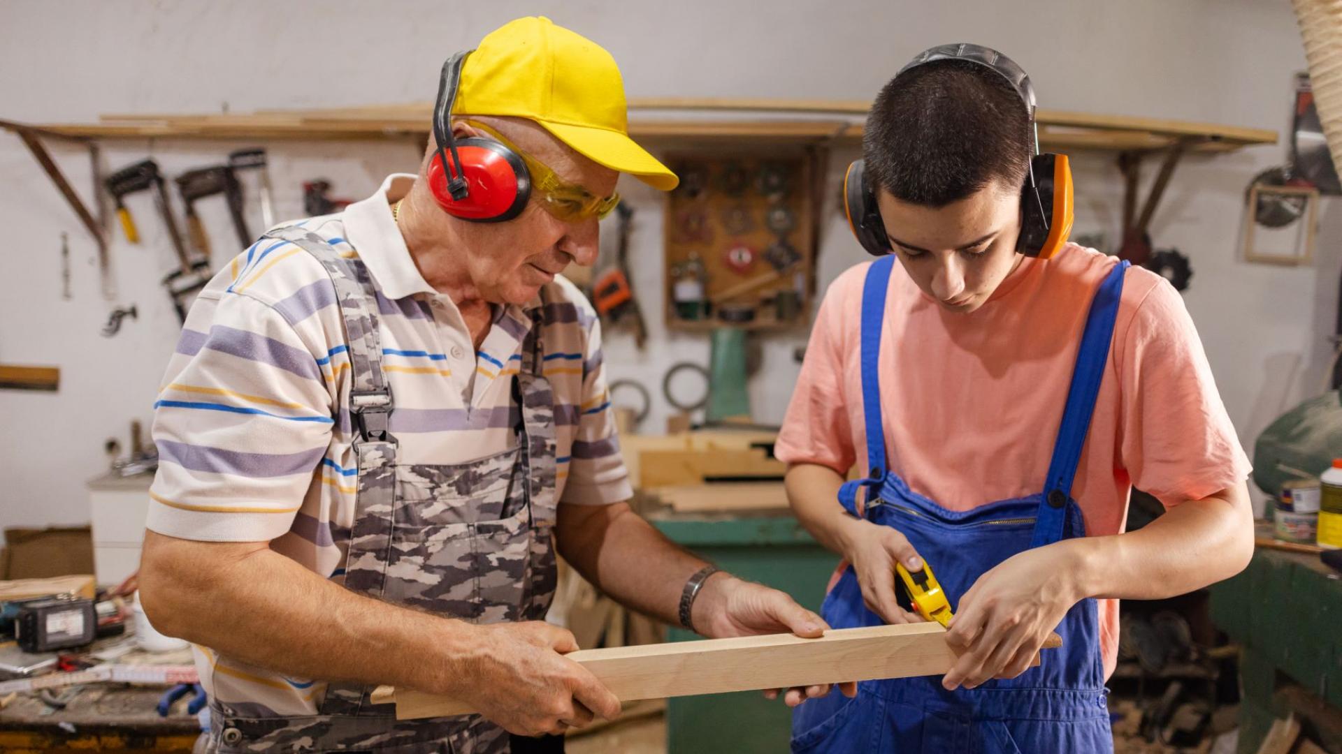 Alt und Jung bei der Arbeit