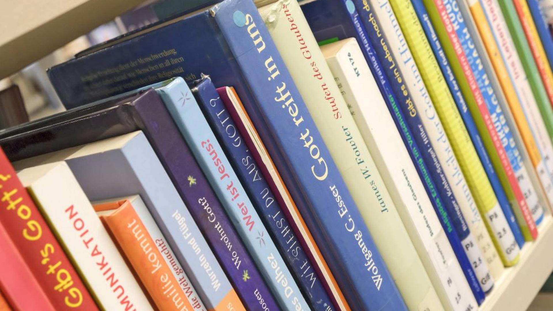 Regal mit Büchern
