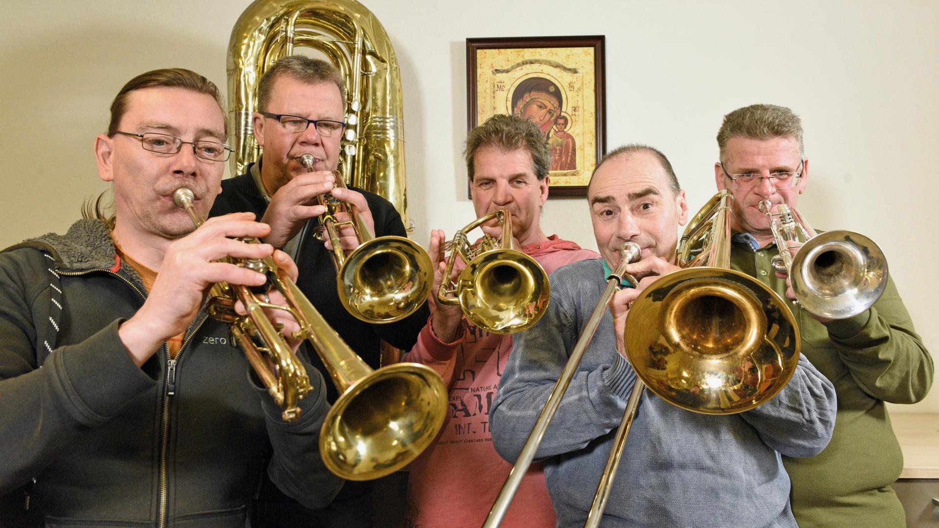 Fünf Männer mit Blechblasinstrumenten
