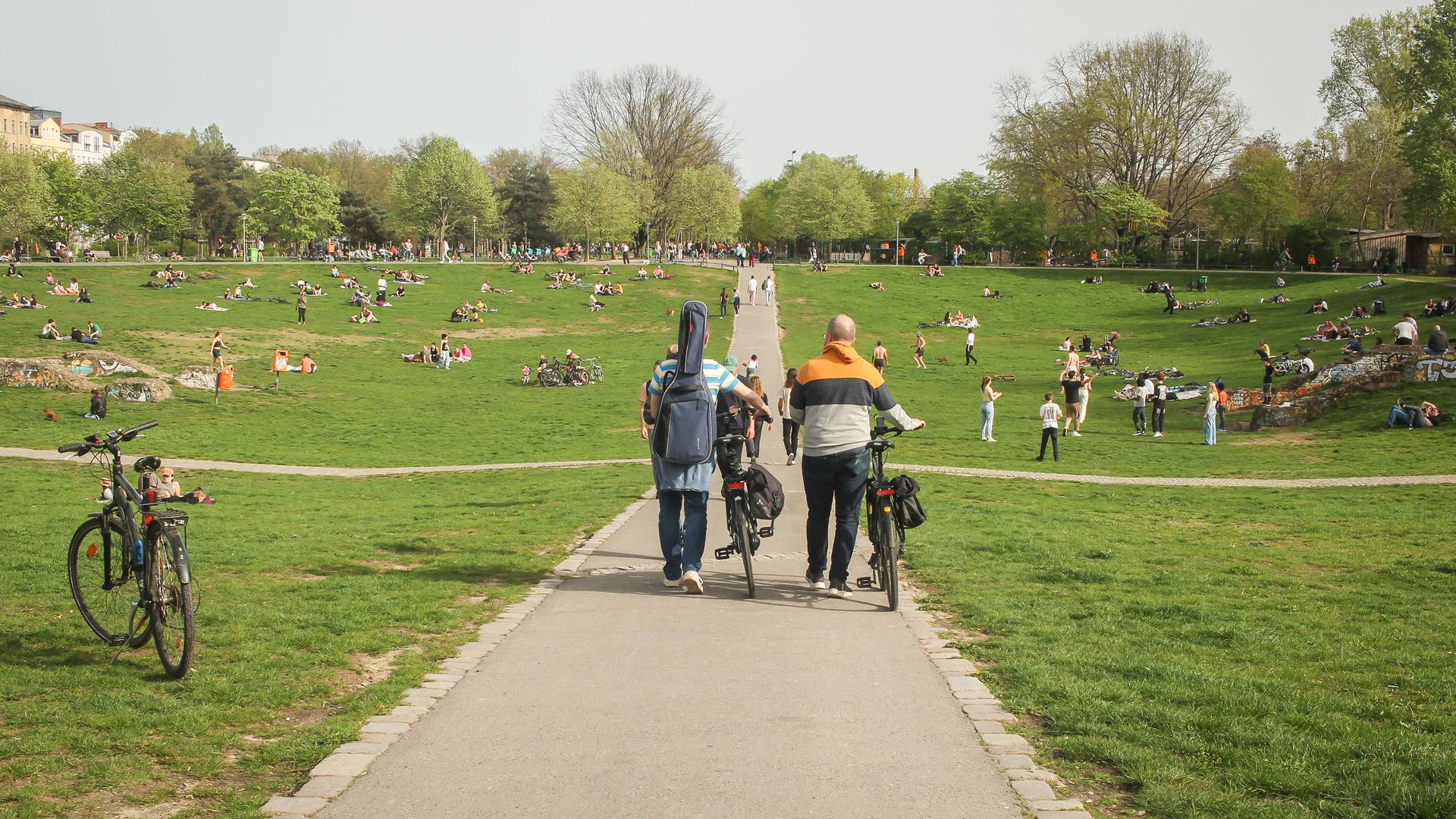 Spaziergang durch den Park in Kreuzberg