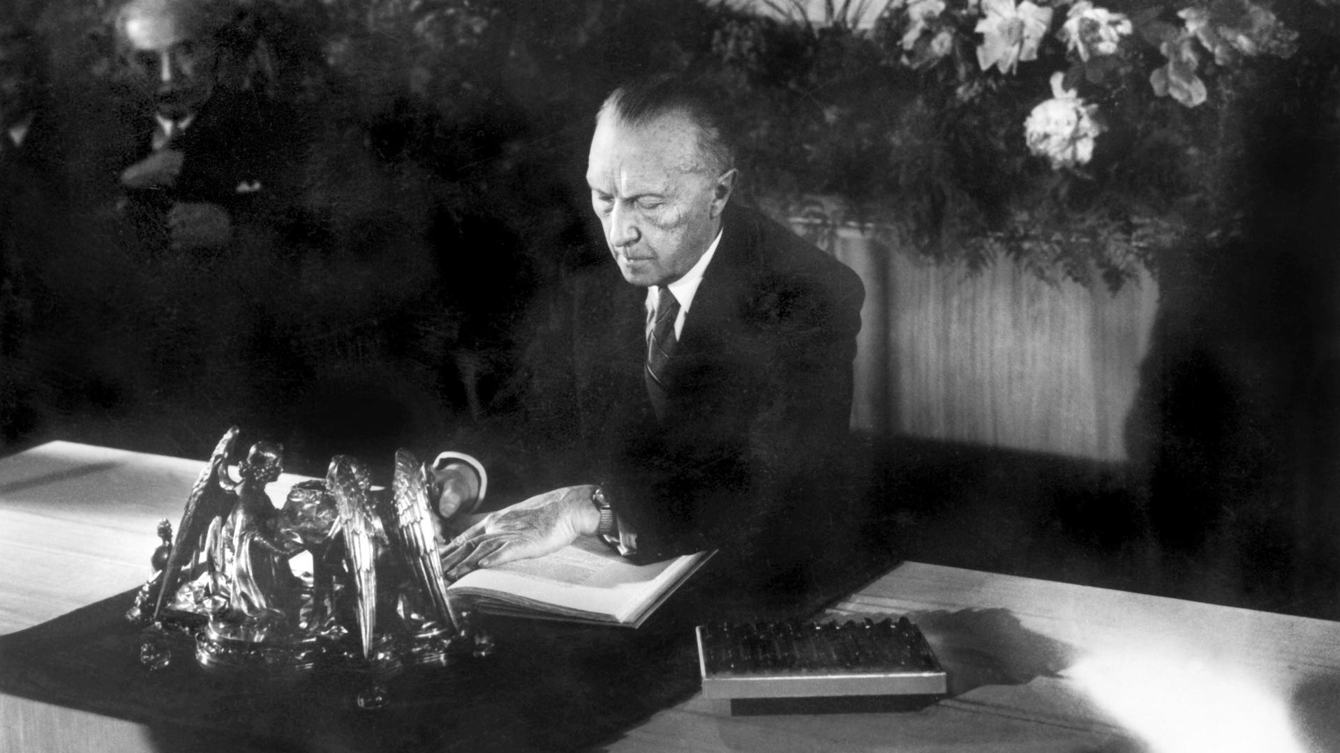 Adenauer unterzeichnet Grundgesetz