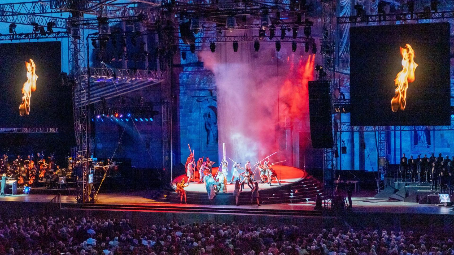 Bühne mit Sängern und Tänzern, die das Musical Bonifatius aufführen