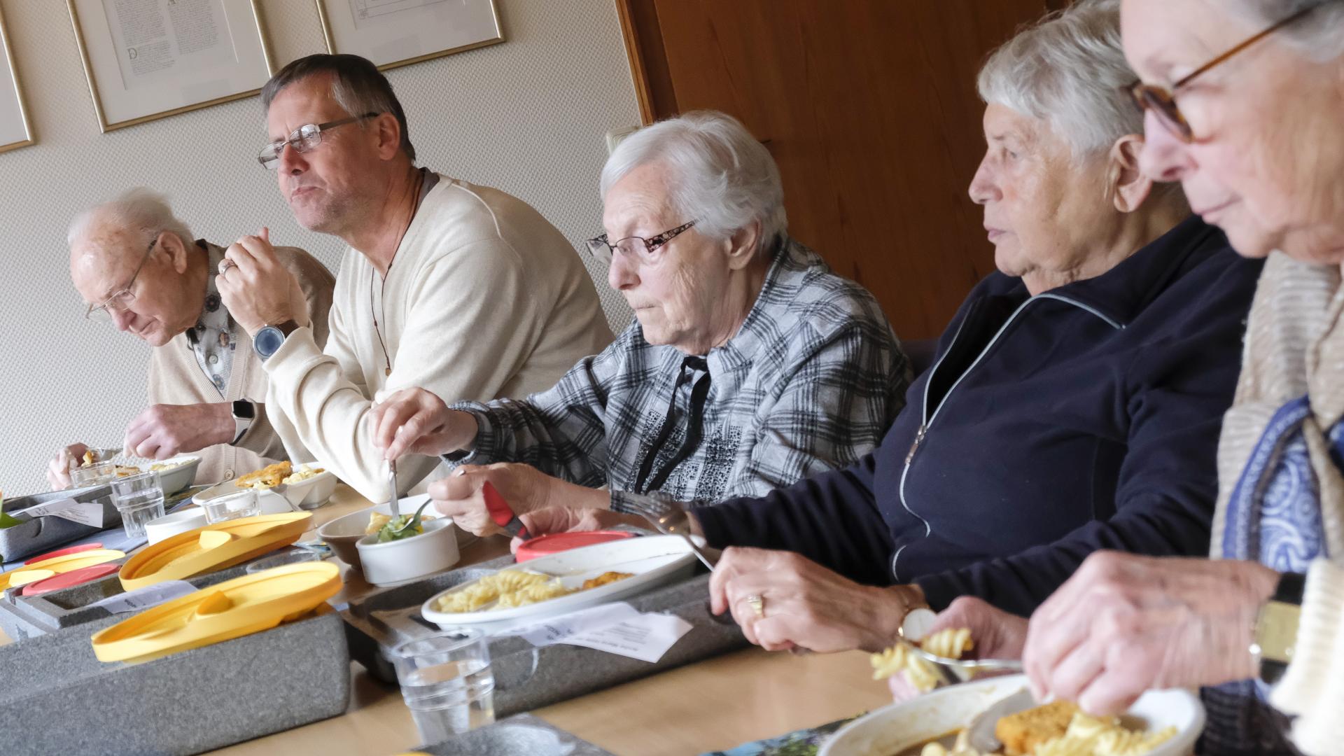 Senioren beim gemeinsamen Mittagstisch