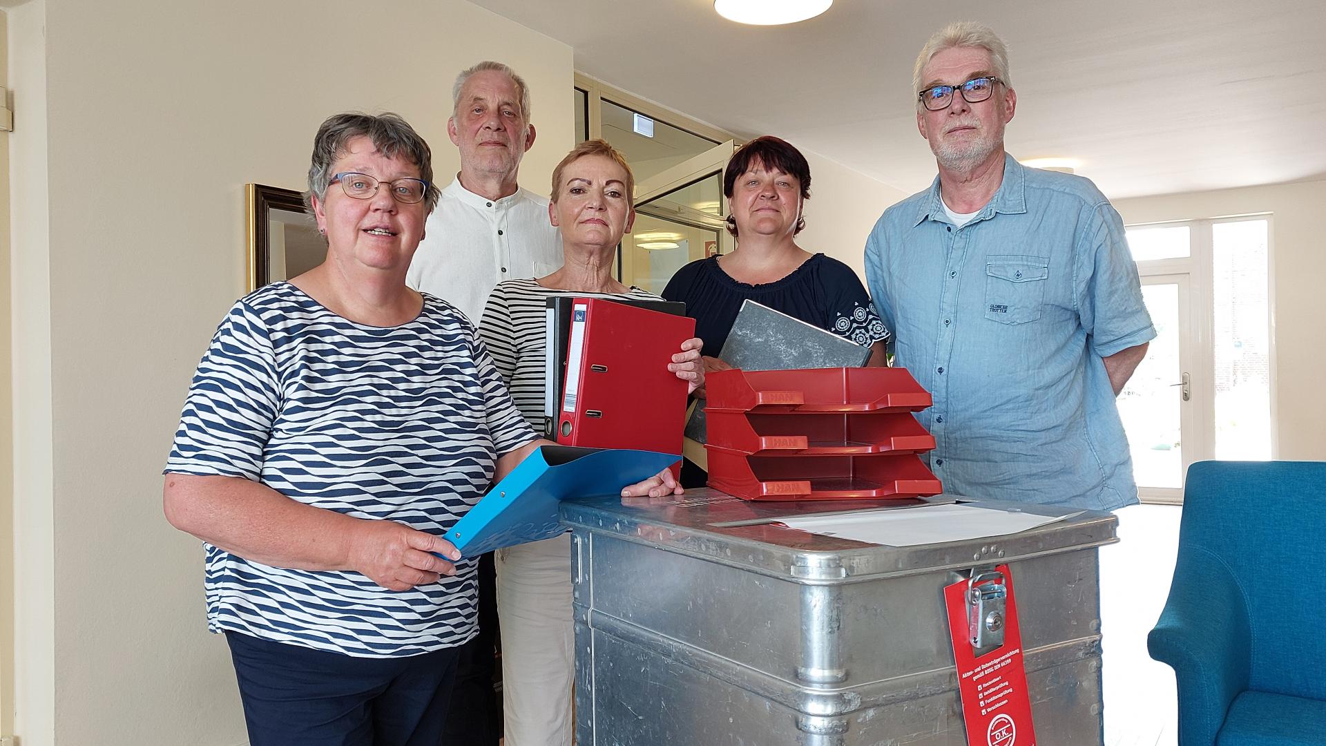 Fünf Personen haben sich zum Gruppenfoto aufgestellt
