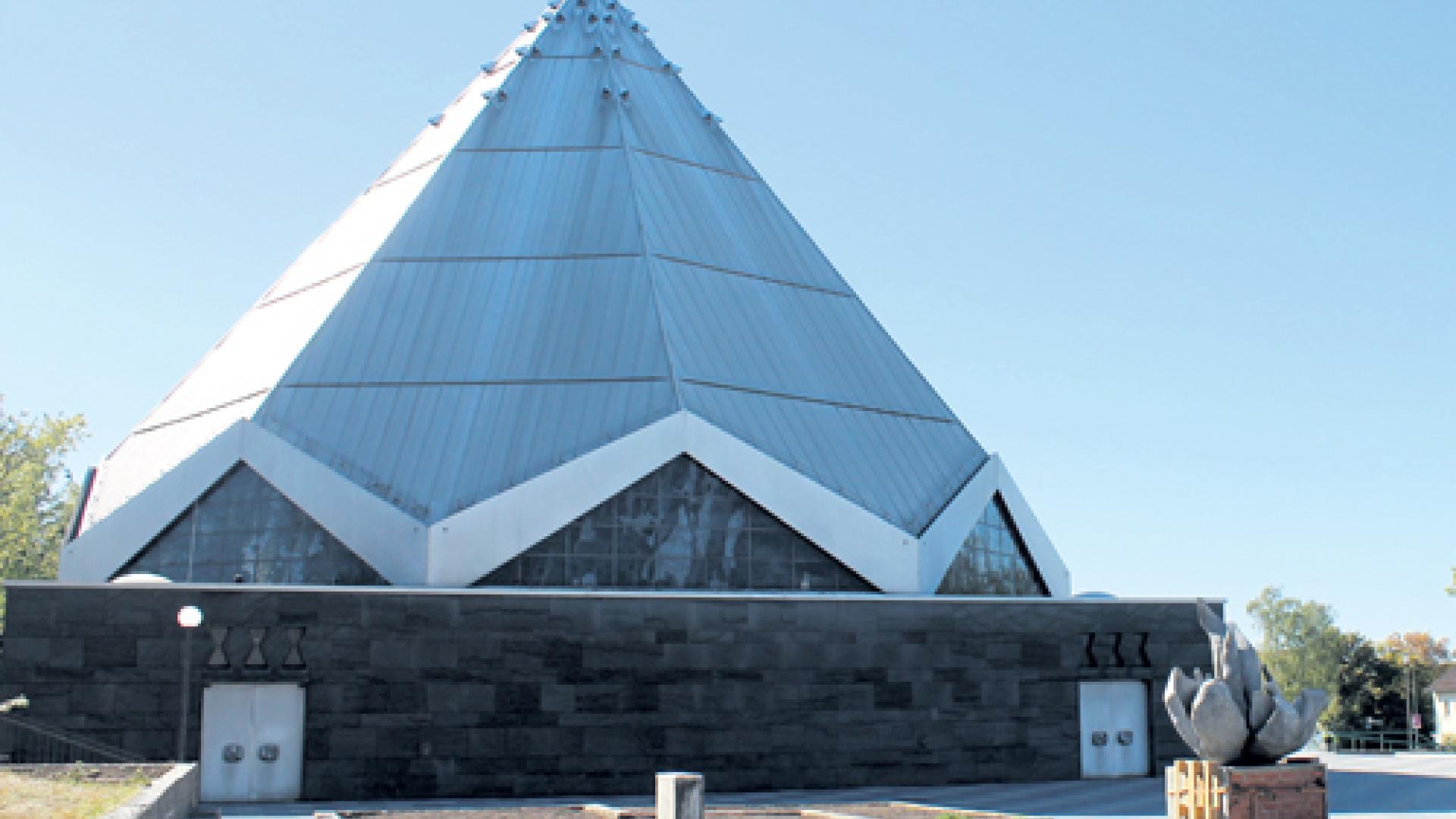 40_Kirche%20und%20Skulptur.jpg