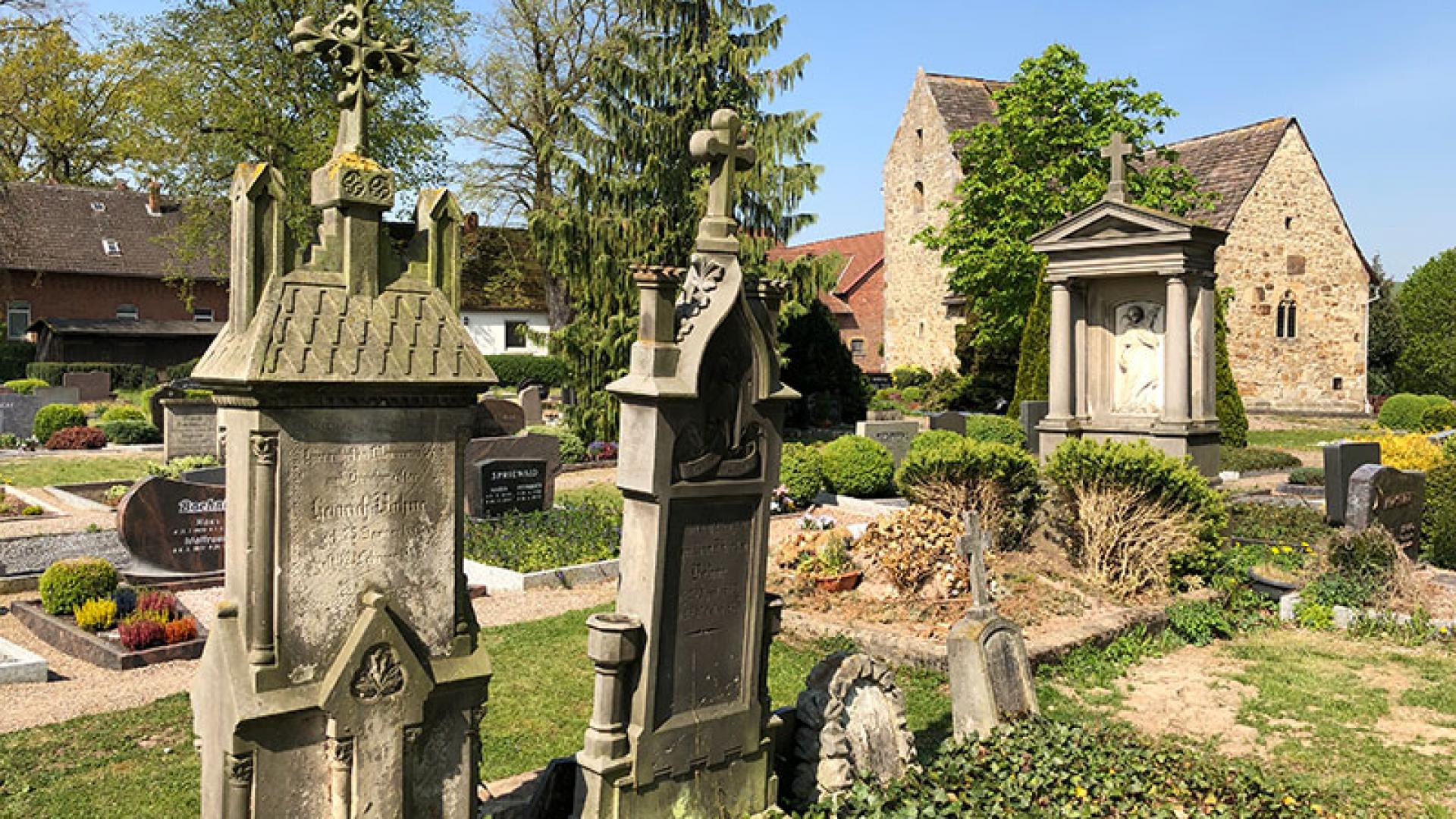 Friedho%CC%88fe-Coppenbru%CC%88gge-St-Annen-Kapelle.jpg